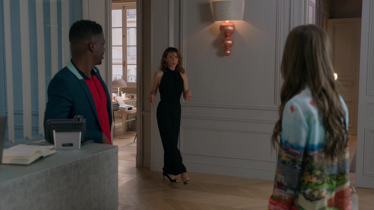 Emily_in_Paris_S01E01_Emily_in_Paris_720p_NF_WEB-DL_DDP5_1_x264-BTN_0881.jpg
