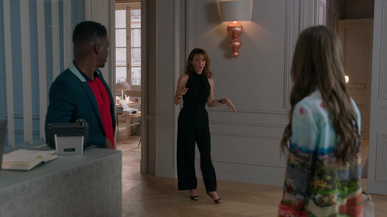 Emily_in_Paris_S01E01_Emily_in_Paris_720p_NF_WEB-DL_DDP5_1_x264-BTN_0882.jpg