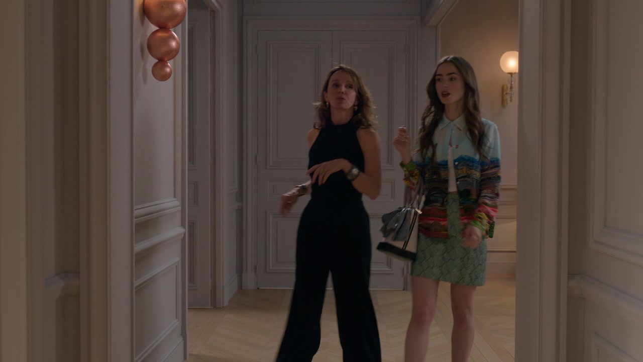 Emily_in_Paris_S01E01_Emily_in_Paris_720p_NF_WEB-DL_DDP5_1_x264-BTN_0917.jpg
