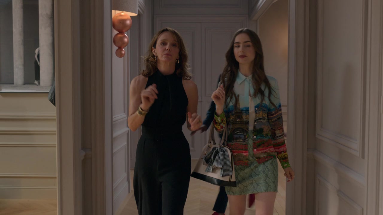 Emily_in_Paris_S01E01_Emily_in_Paris_720p_NF_WEB-DL_DDP5_1_x264-BTN_0920.jpg