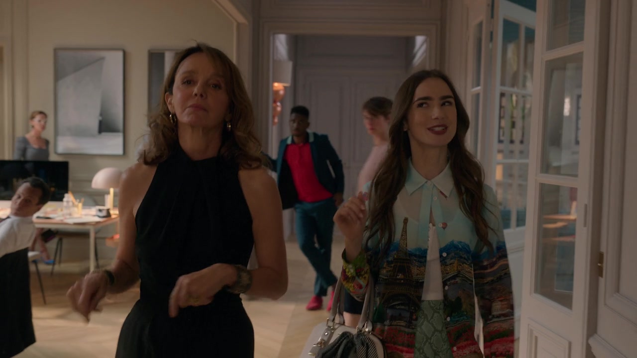 Emily_in_Paris_S01E01_Emily_in_Paris_720p_NF_WEB-DL_DDP5_1_x264-BTN_0927.jpg