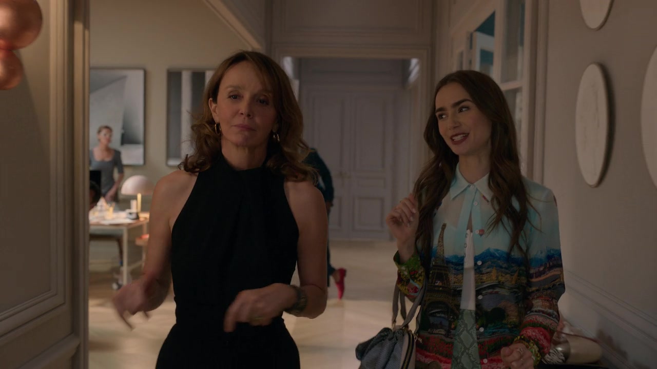 Emily_in_Paris_S01E01_Emily_in_Paris_720p_NF_WEB-DL_DDP5_1_x264-BTN_0929.jpg