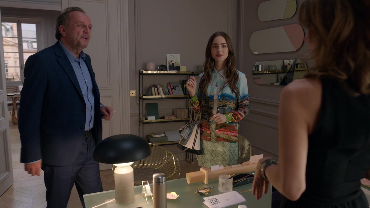 Emily_in_Paris_S01E01_Emily_in_Paris_720p_NF_WEB-DL_DDP5_1_x264-BTN_0962.jpg