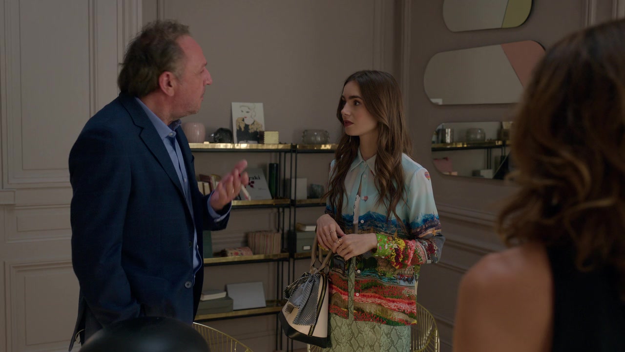 Emily_in_Paris_S01E01_Emily_in_Paris_720p_NF_WEB-DL_DDP5_1_x264-BTN_1038.jpg