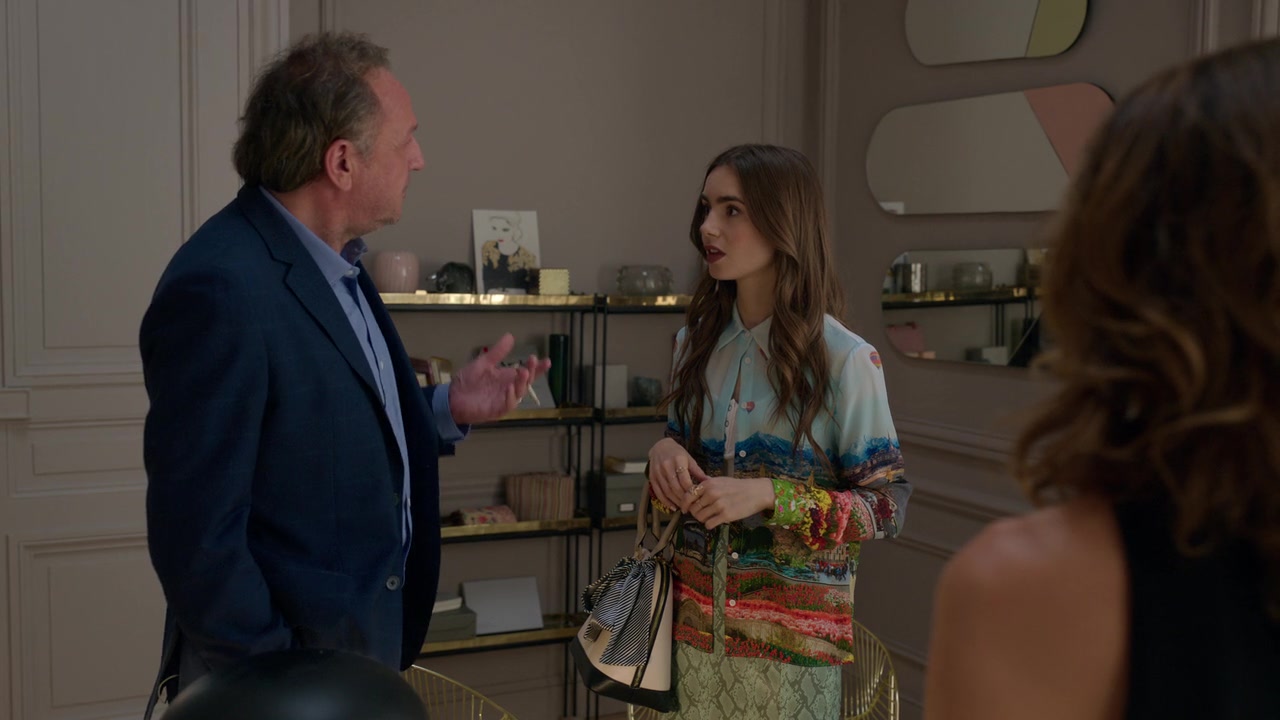Emily_in_Paris_S01E01_Emily_in_Paris_720p_NF_WEB-DL_DDP5_1_x264-BTN_1039.jpg