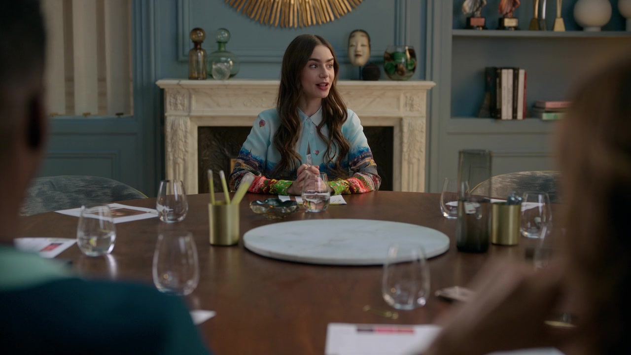 Emily_in_Paris_S01E01_Emily_in_Paris_720p_NF_WEB-DL_DDP5_1_x264-BTN_1153.jpg