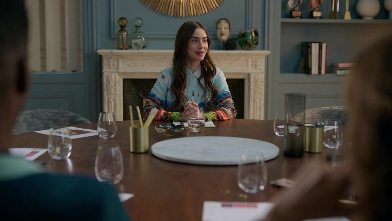 Emily_in_Paris_S01E01_Emily_in_Paris_720p_NF_WEB-DL_DDP5_1_x264-BTN_1154.jpg
