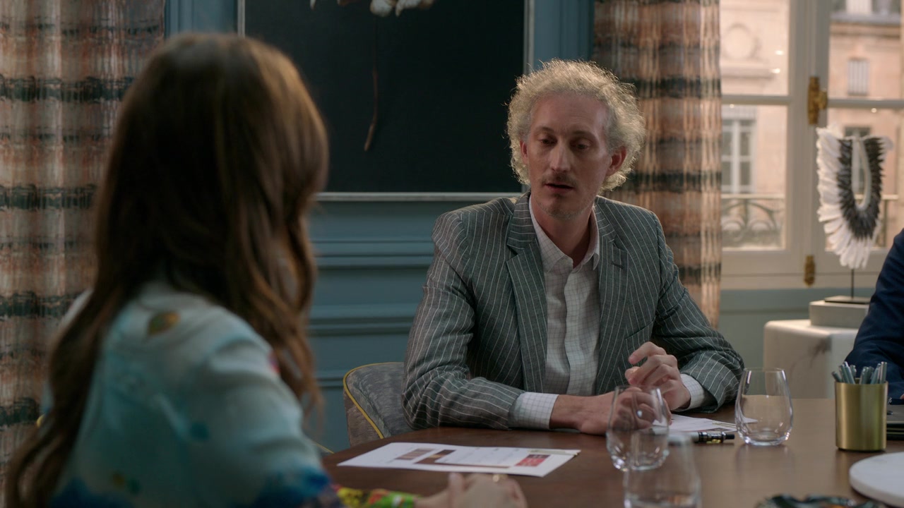 Emily_in_Paris_S01E01_Emily_in_Paris_720p_NF_WEB-DL_DDP5_1_x264-BTN_1201.jpg