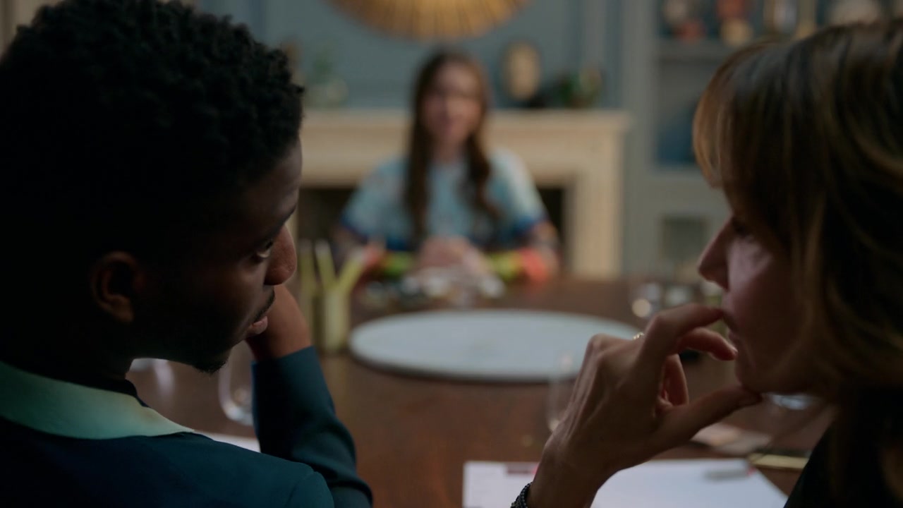 Emily_in_Paris_S01E01_Emily_in_Paris_720p_NF_WEB-DL_DDP5_1_x264-BTN_1288.jpg