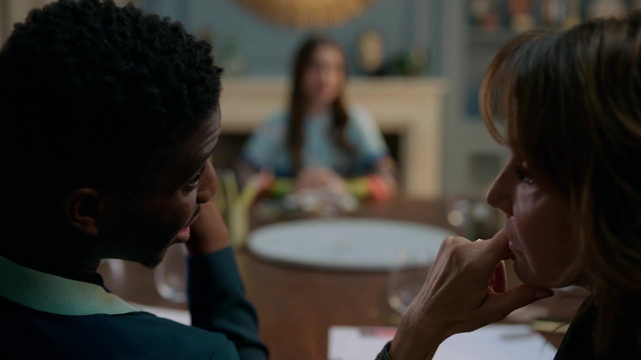 Emily_in_Paris_S01E01_Emily_in_Paris_720p_NF_WEB-DL_DDP5_1_x264-BTN_1289.jpg