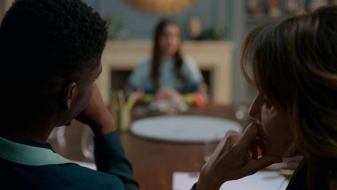 Emily_in_Paris_S01E01_Emily_in_Paris_720p_NF_WEB-DL_DDP5_1_x264-BTN_1292.jpg