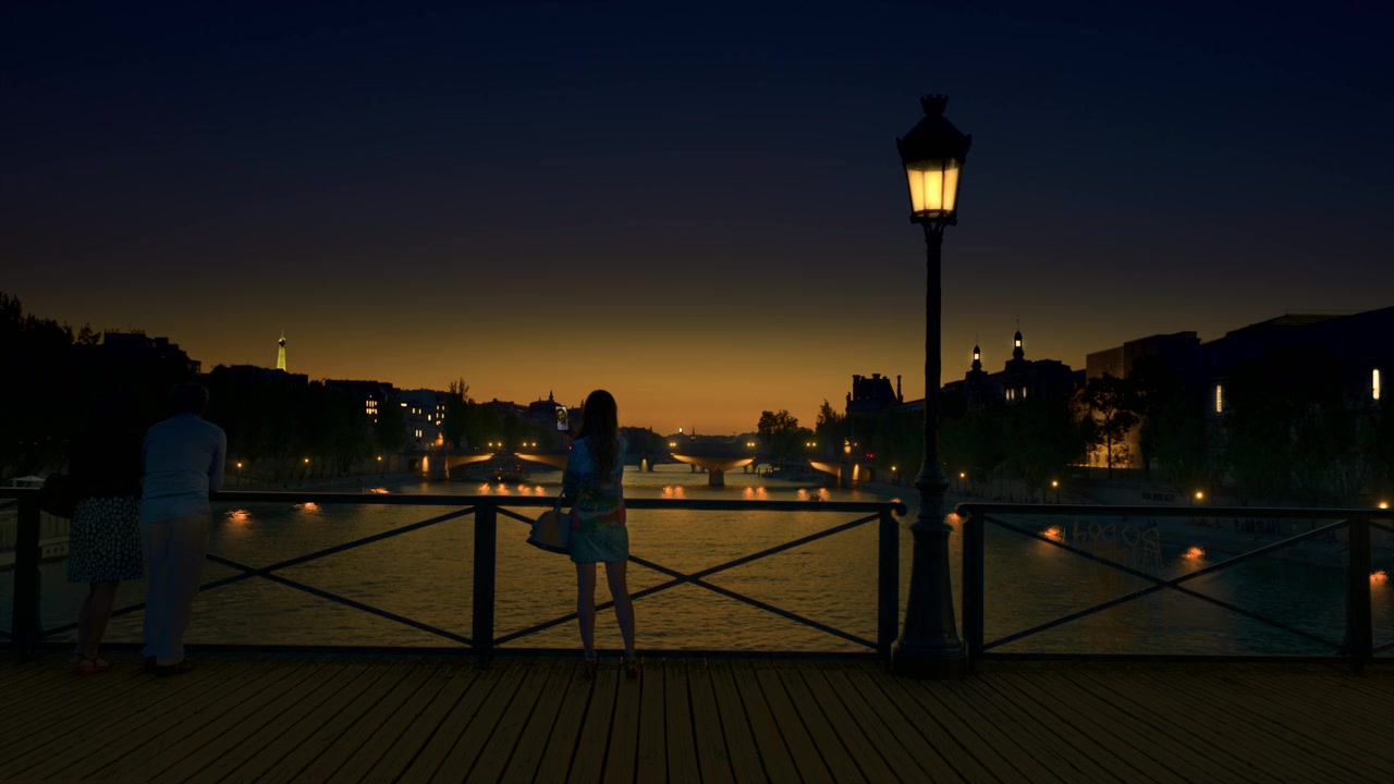 Emily_in_Paris_S01E01_Emily_in_Paris_720p_NF_WEB-DL_DDP5_1_x264-BTN_1339.jpg