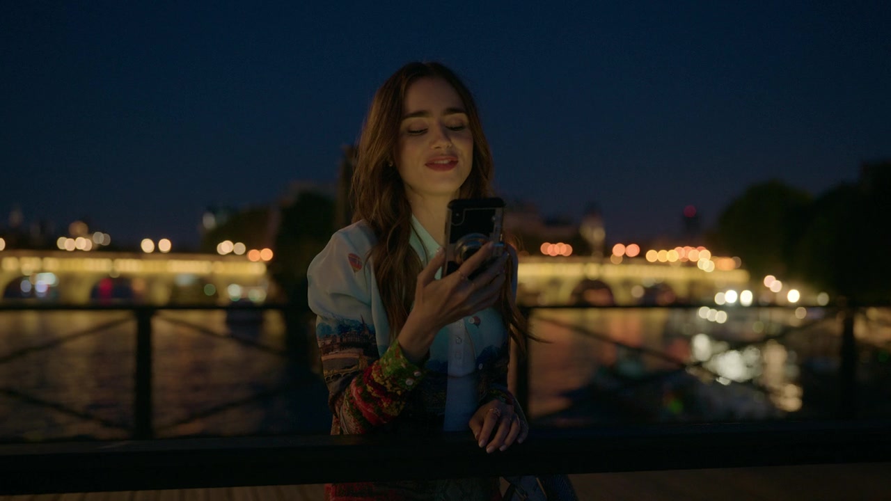 Emily_in_Paris_S01E01_Emily_in_Paris_720p_NF_WEB-DL_DDP5_1_x264-BTN_1353.jpg