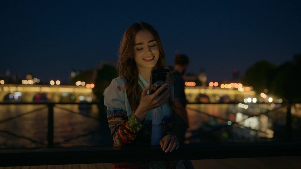 Emily_in_Paris_S01E01_Emily_in_Paris_720p_NF_WEB-DL_DDP5_1_x264-BTN_1354.jpg