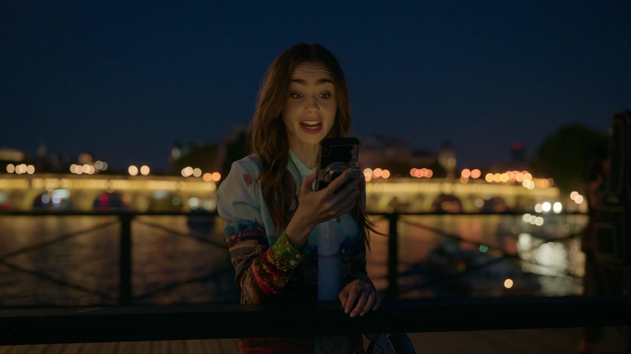 Emily_in_Paris_S01E01_Emily_in_Paris_720p_NF_WEB-DL_DDP5_1_x264-BTN_1358.jpg