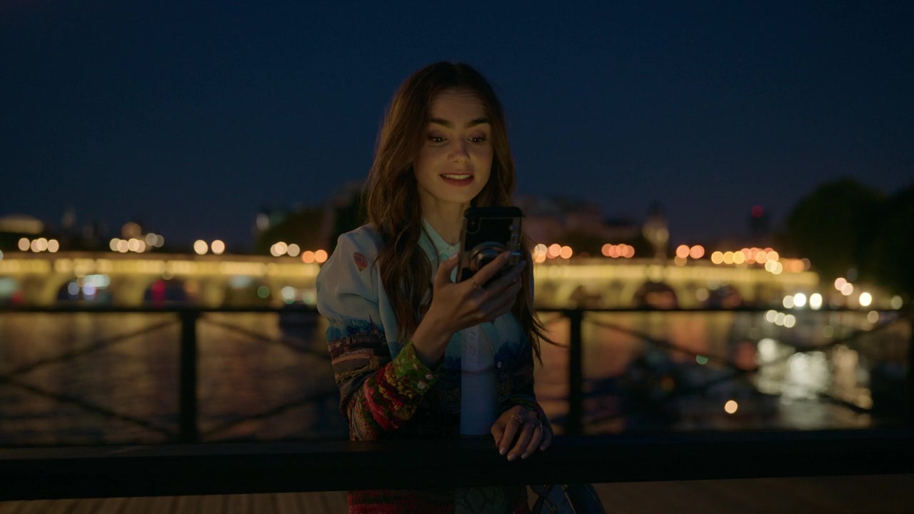 Emily_in_Paris_S01E01_Emily_in_Paris_720p_NF_WEB-DL_DDP5_1_x264-BTN_1359.jpg