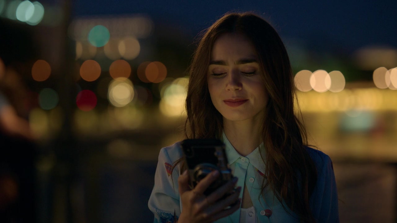 Emily_in_Paris_S01E01_Emily_in_Paris_720p_NF_WEB-DL_DDP5_1_x264-BTN_1362.jpg
