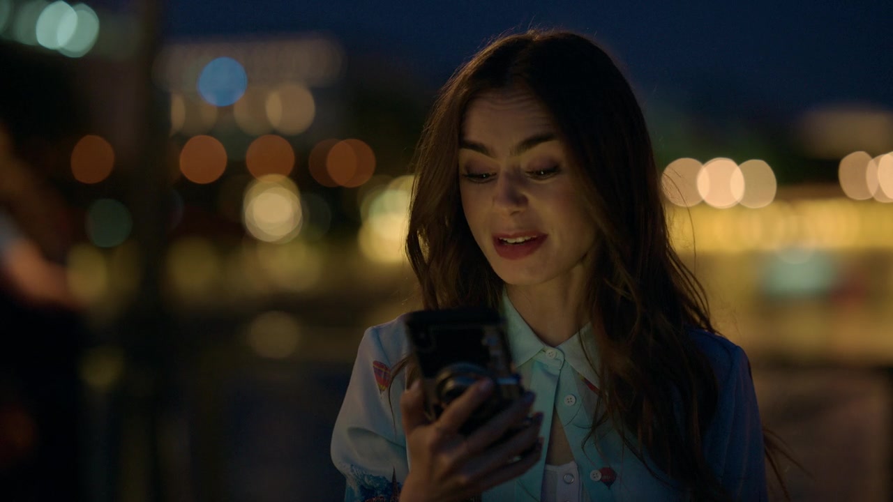 Emily_in_Paris_S01E01_Emily_in_Paris_720p_NF_WEB-DL_DDP5_1_x264-BTN_1366.jpg