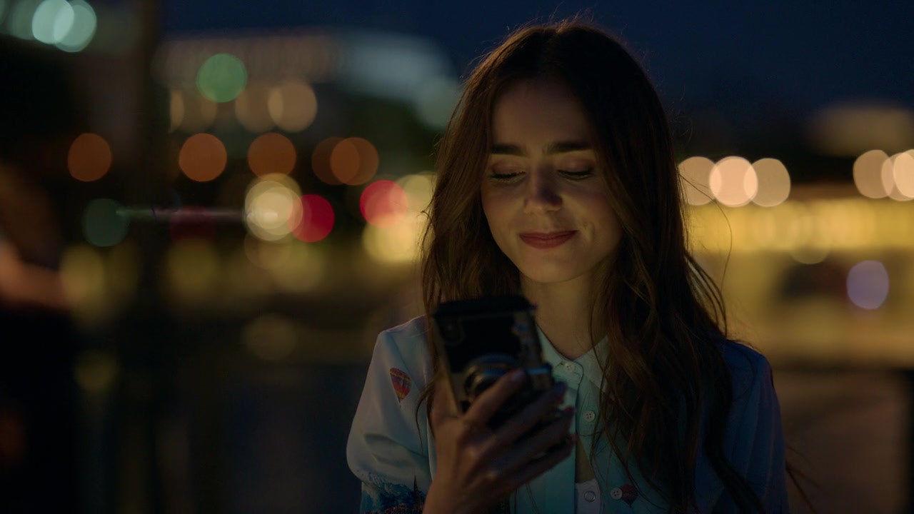 Emily_in_Paris_S01E01_Emily_in_Paris_720p_NF_WEB-DL_DDP5_1_x264-BTN_1401.jpg