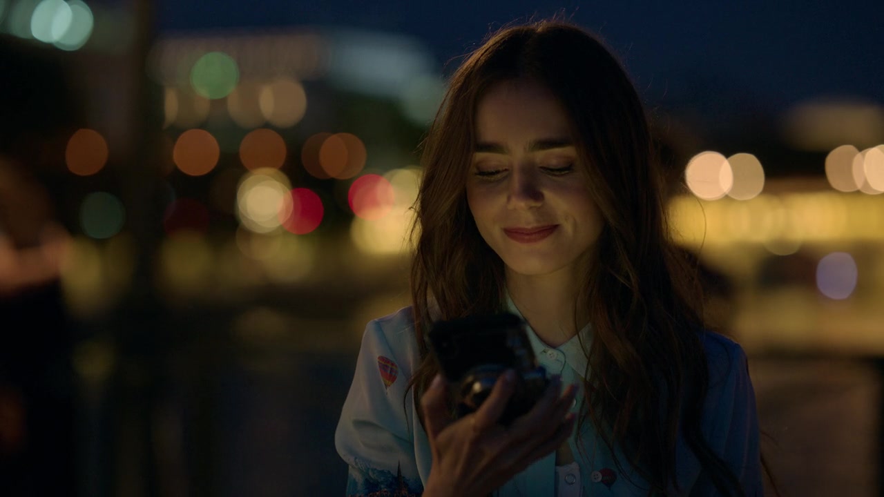 Emily_in_Paris_S01E01_Emily_in_Paris_720p_NF_WEB-DL_DDP5_1_x264-BTN_1402.jpg