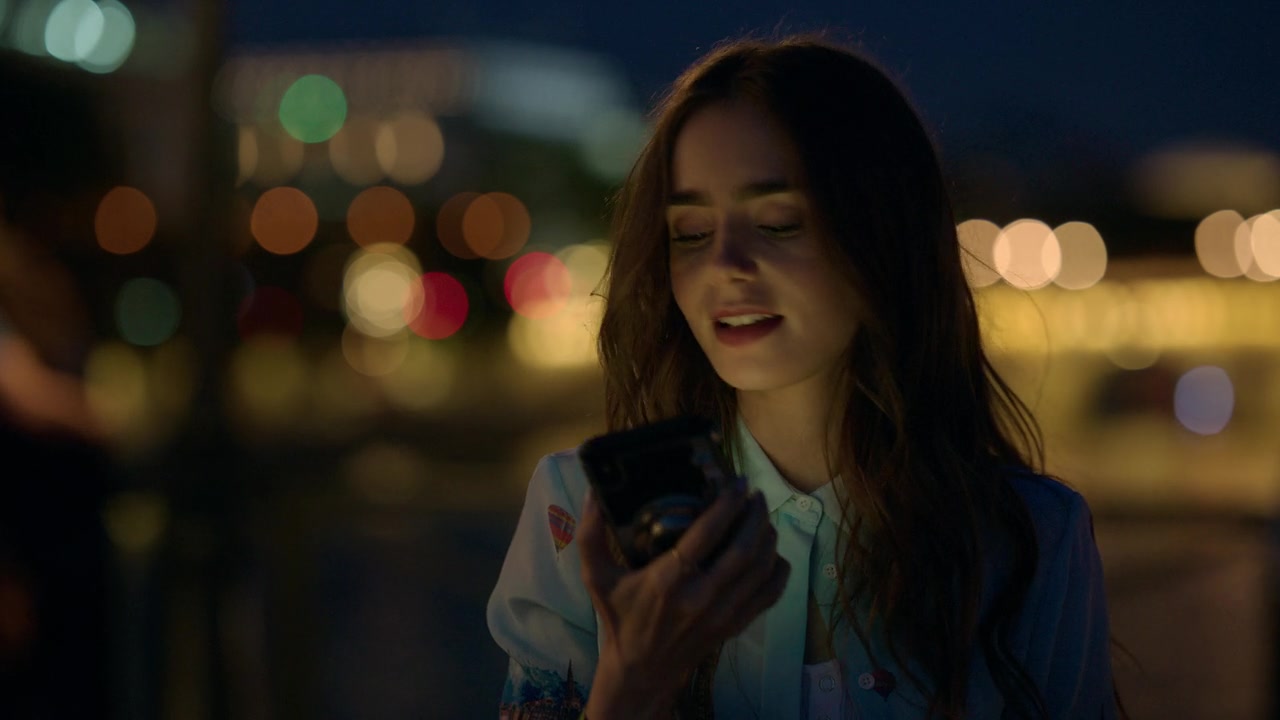Emily_in_Paris_S01E01_Emily_in_Paris_720p_NF_WEB-DL_DDP5_1_x264-BTN_1404.jpg