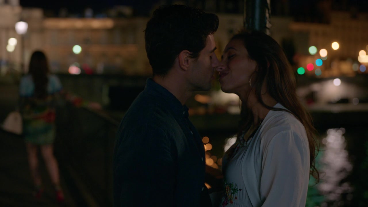 Emily_in_Paris_S01E01_Emily_in_Paris_720p_NF_WEB-DL_DDP5_1_x264-BTN_1414.jpg