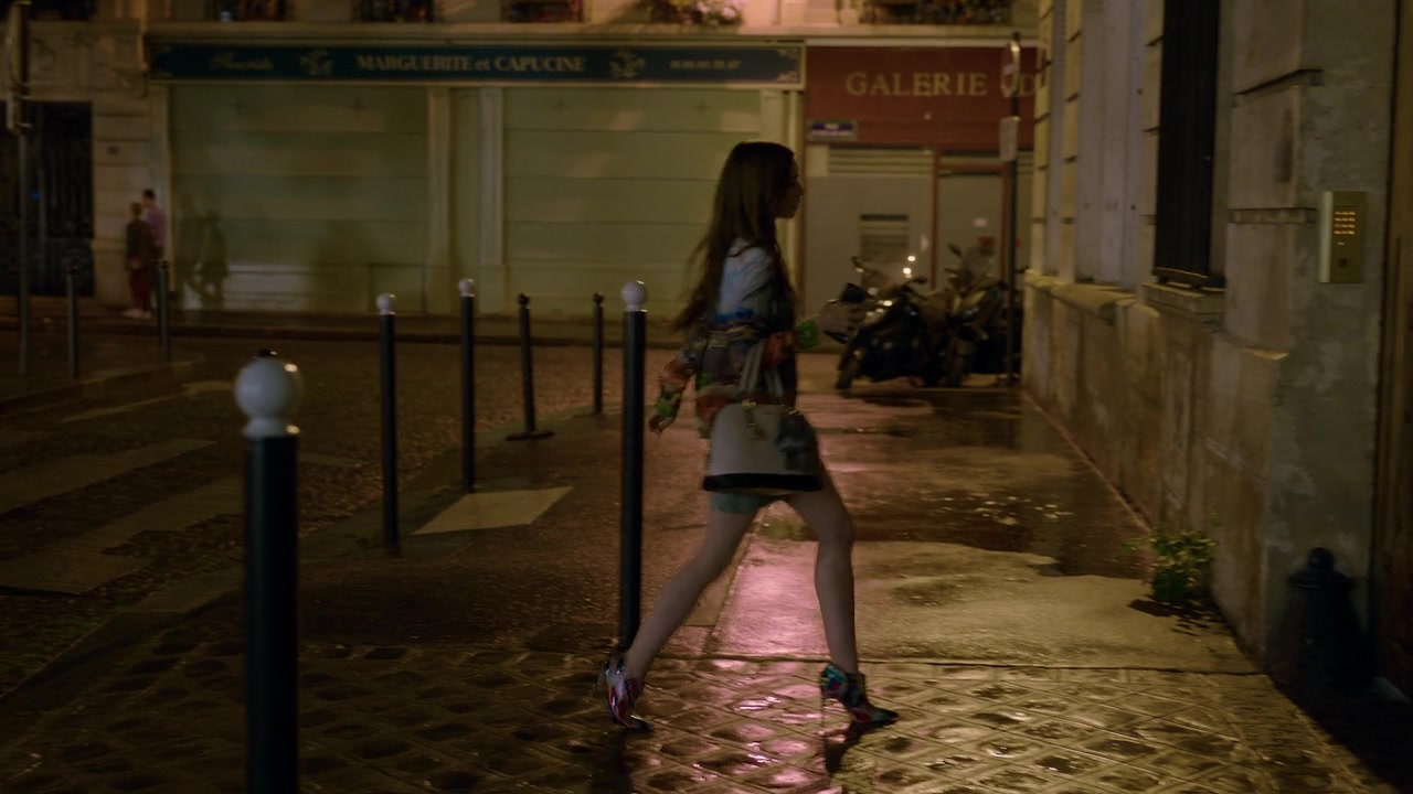 Emily_in_Paris_S01E01_Emily_in_Paris_720p_NF_WEB-DL_DDP5_1_x264-BTN_1420.jpg