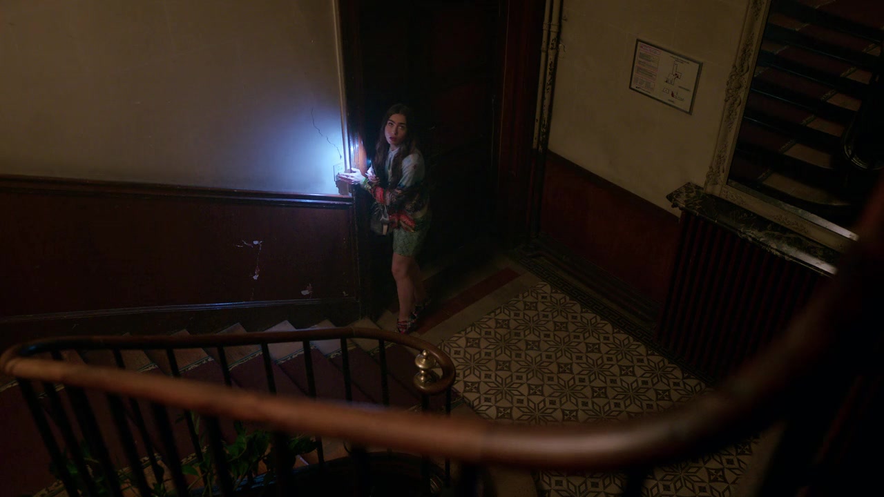 Emily_in_Paris_S01E01_Emily_in_Paris_720p_NF_WEB-DL_DDP5_1_x264-BTN_1447.jpg