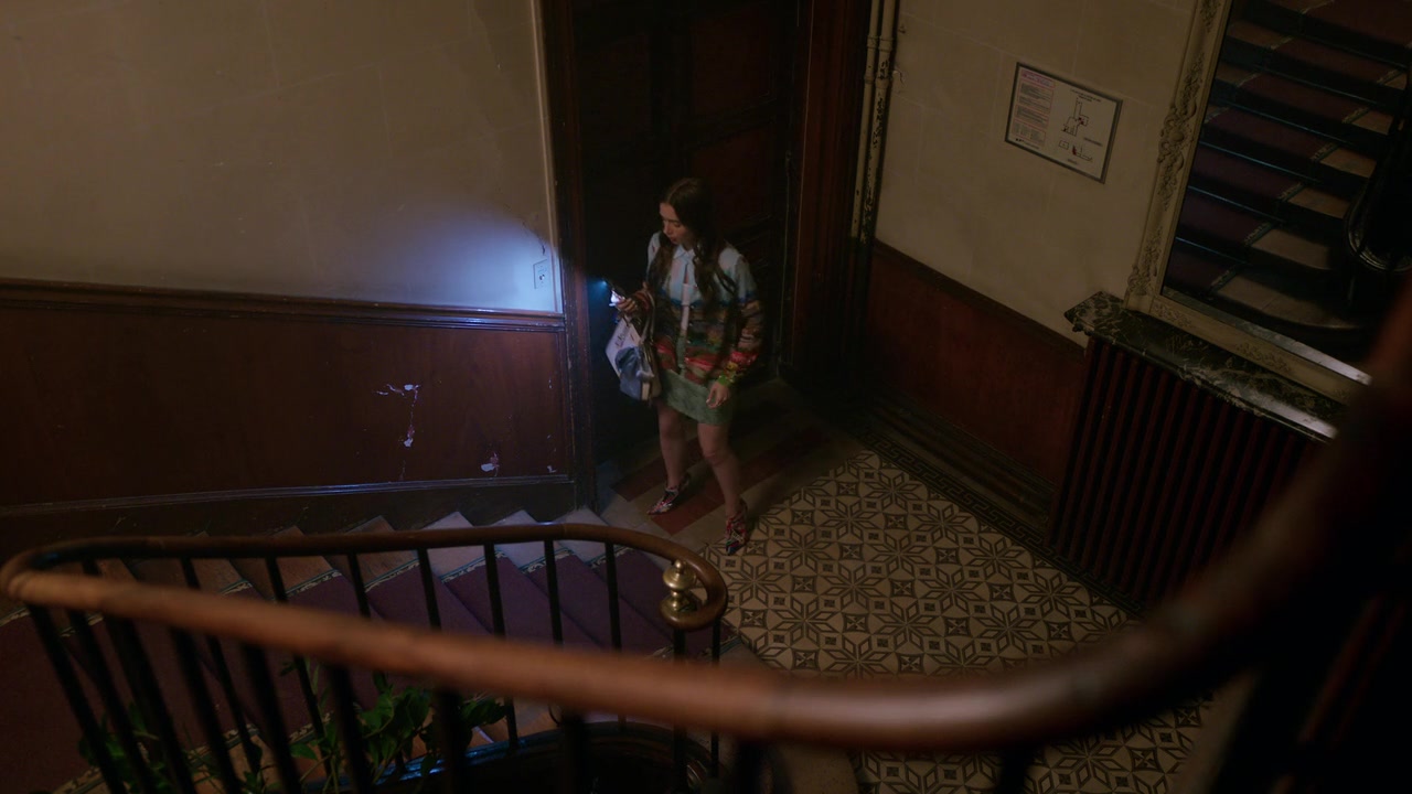 Emily_in_Paris_S01E01_Emily_in_Paris_720p_NF_WEB-DL_DDP5_1_x264-BTN_1448.jpg