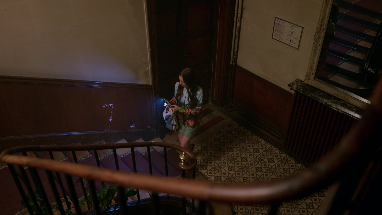 Emily_in_Paris_S01E01_Emily_in_Paris_720p_NF_WEB-DL_DDP5_1_x264-BTN_1450.jpg