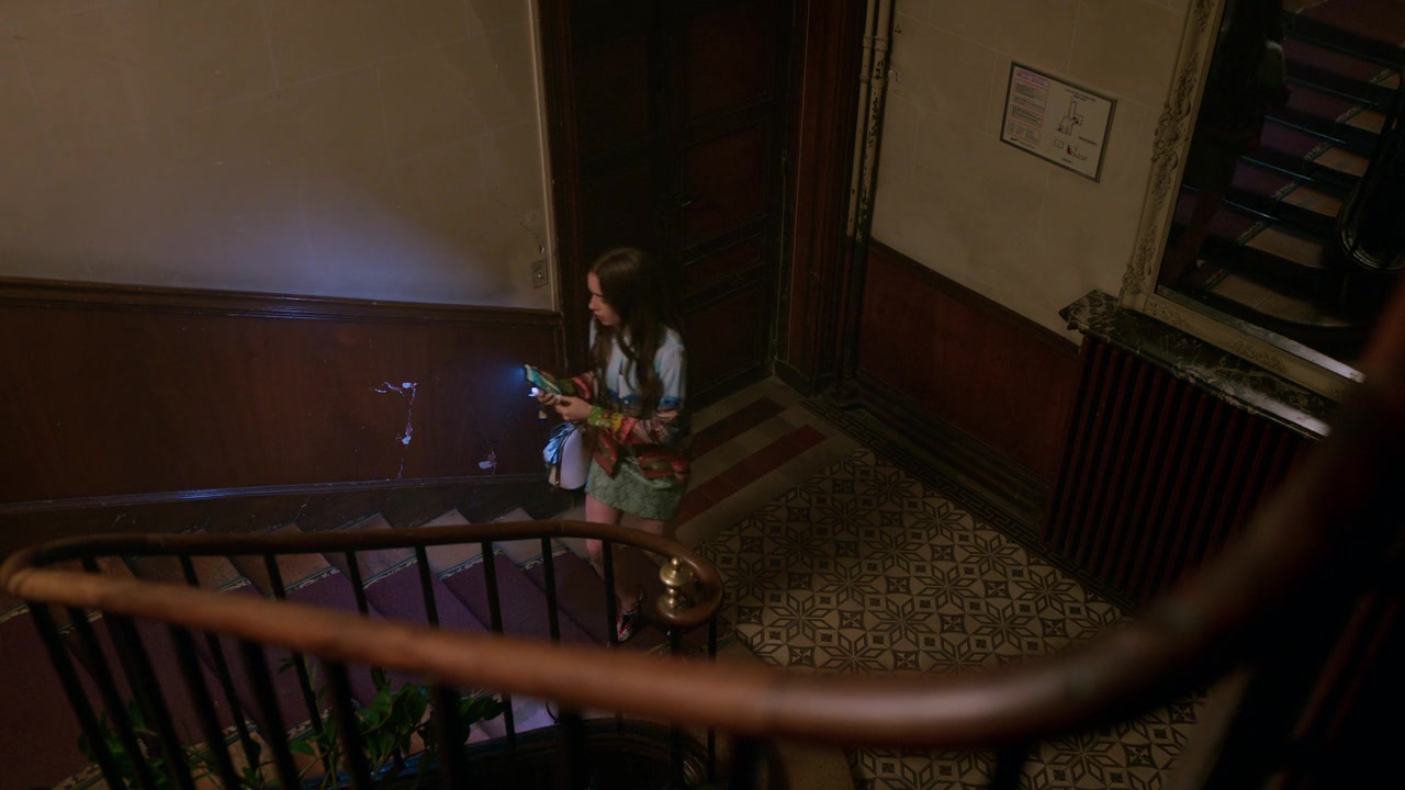 Emily_in_Paris_S01E01_Emily_in_Paris_720p_NF_WEB-DL_DDP5_1_x264-BTN_1451.jpg