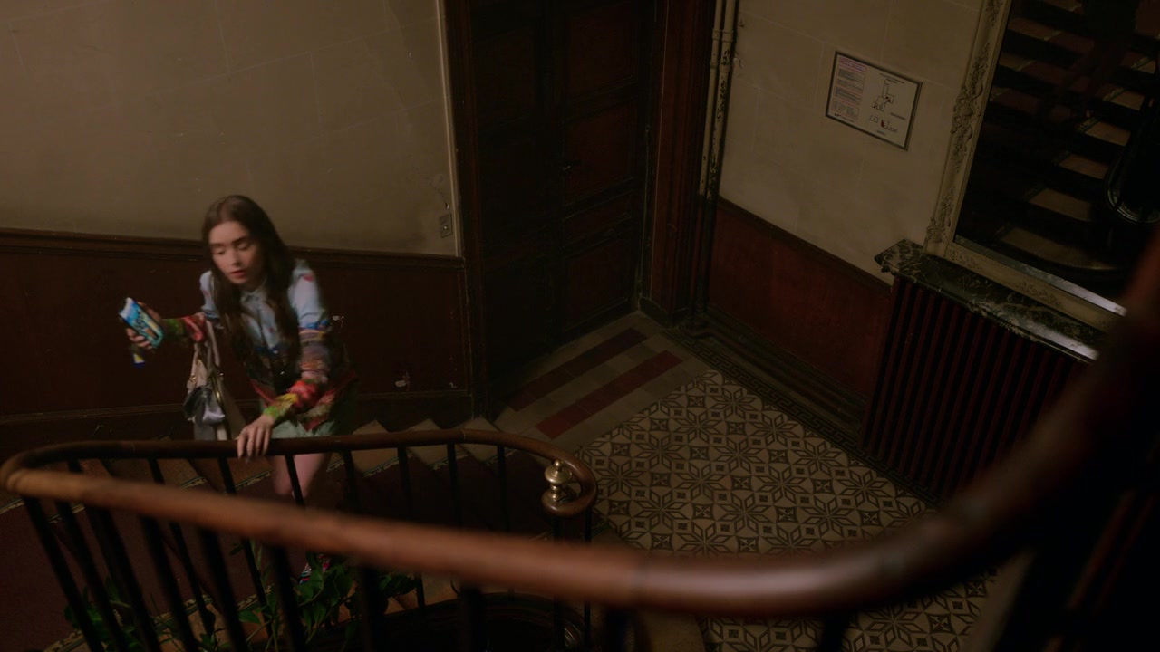 Emily_in_Paris_S01E01_Emily_in_Paris_720p_NF_WEB-DL_DDP5_1_x264-BTN_1454.jpg