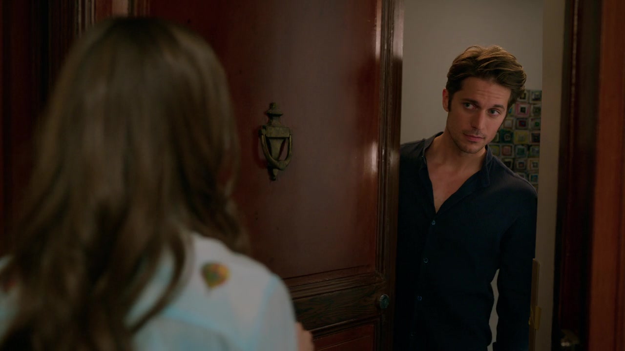 Emily_in_Paris_S01E01_Emily_in_Paris_720p_NF_WEB-DL_DDP5_1_x264-BTN_1489.jpg