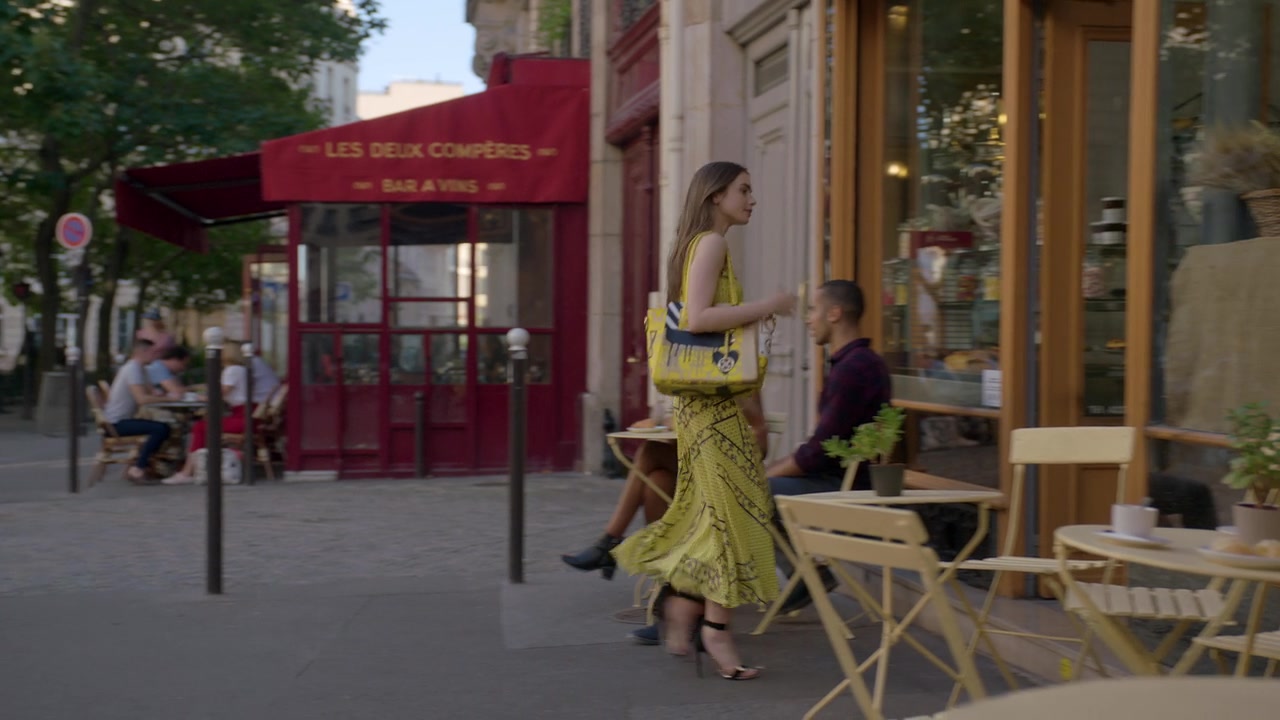 Emily_in_Paris_S01E01_Emily_in_Paris_720p_NF_WEB-DL_DDP5_1_x264-BTN_1580.jpg