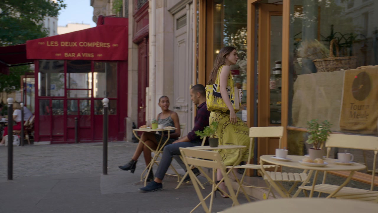 Emily_in_Paris_S01E01_Emily_in_Paris_720p_NF_WEB-DL_DDP5_1_x264-BTN_1581.jpg