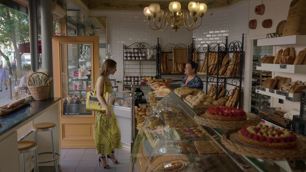 Emily_in_Paris_S01E01_Emily_in_Paris_720p_NF_WEB-DL_DDP5_1_x264-BTN_1585.jpg