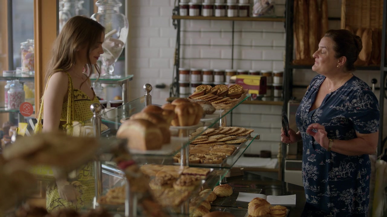 Emily_in_Paris_S01E01_Emily_in_Paris_720p_NF_WEB-DL_DDP5_1_x264-BTN_1595.jpg