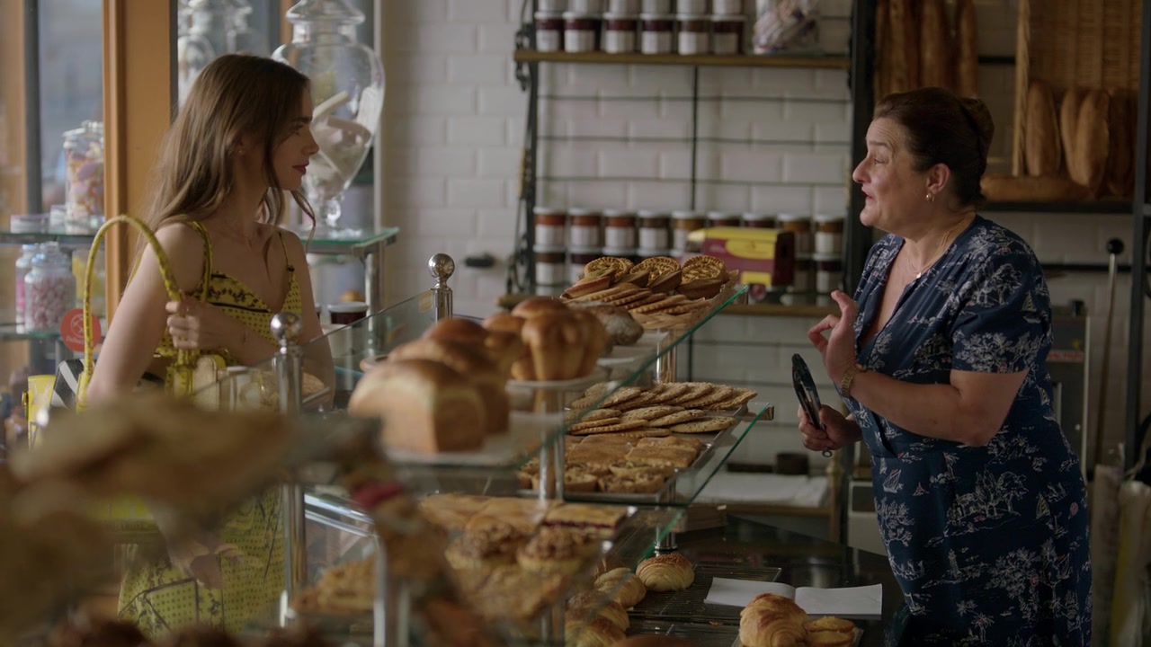 Emily_in_Paris_S01E01_Emily_in_Paris_720p_NF_WEB-DL_DDP5_1_x264-BTN_1599.jpg