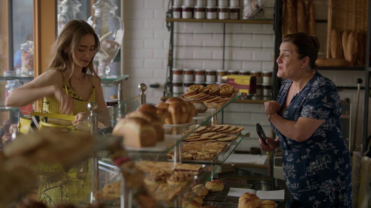 Emily_in_Paris_S01E01_Emily_in_Paris_720p_NF_WEB-DL_DDP5_1_x264-BTN_1601.jpg