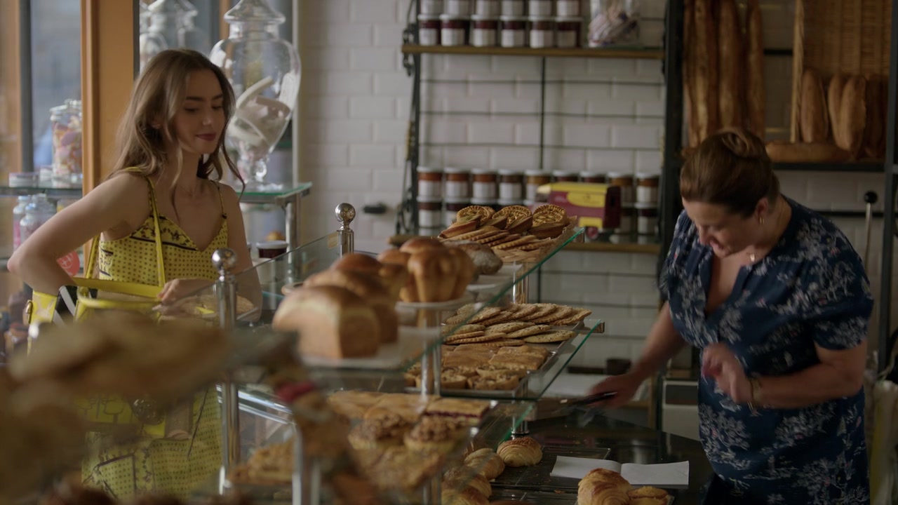 Emily_in_Paris_S01E01_Emily_in_Paris_720p_NF_WEB-DL_DDP5_1_x264-BTN_1602.jpg