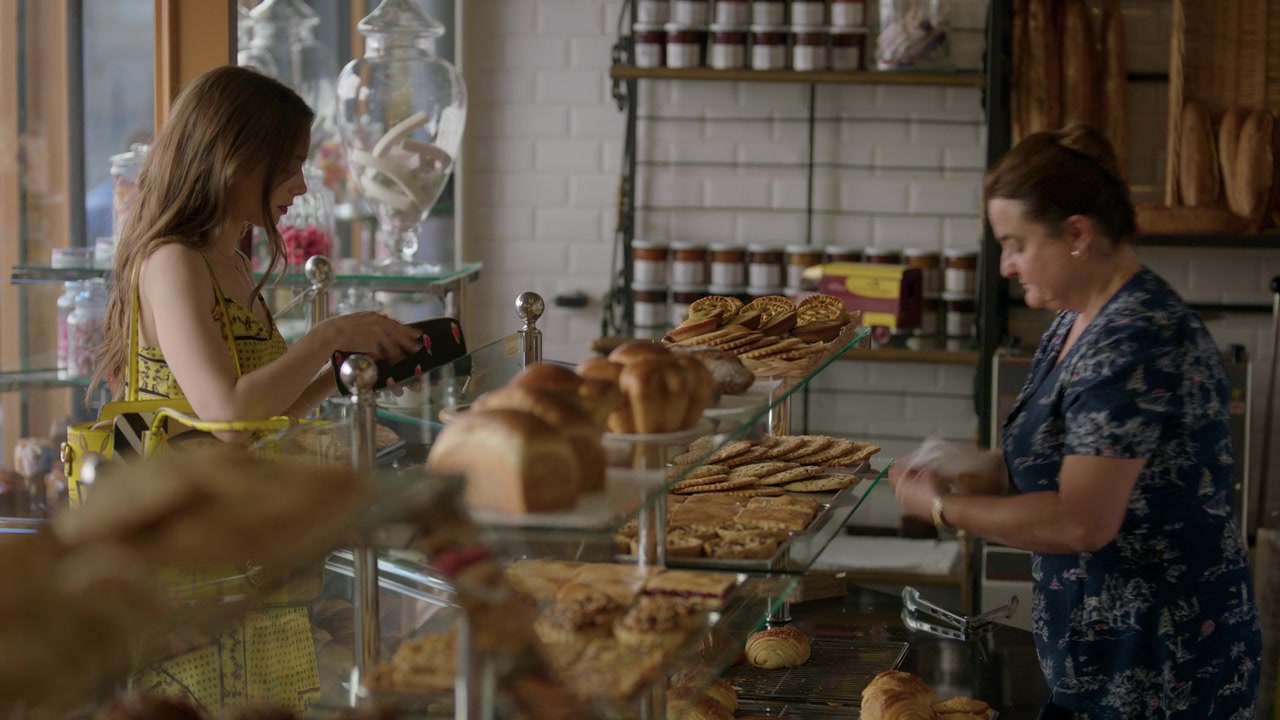 Emily_in_Paris_S01E01_Emily_in_Paris_720p_NF_WEB-DL_DDP5_1_x264-BTN_1607.jpg