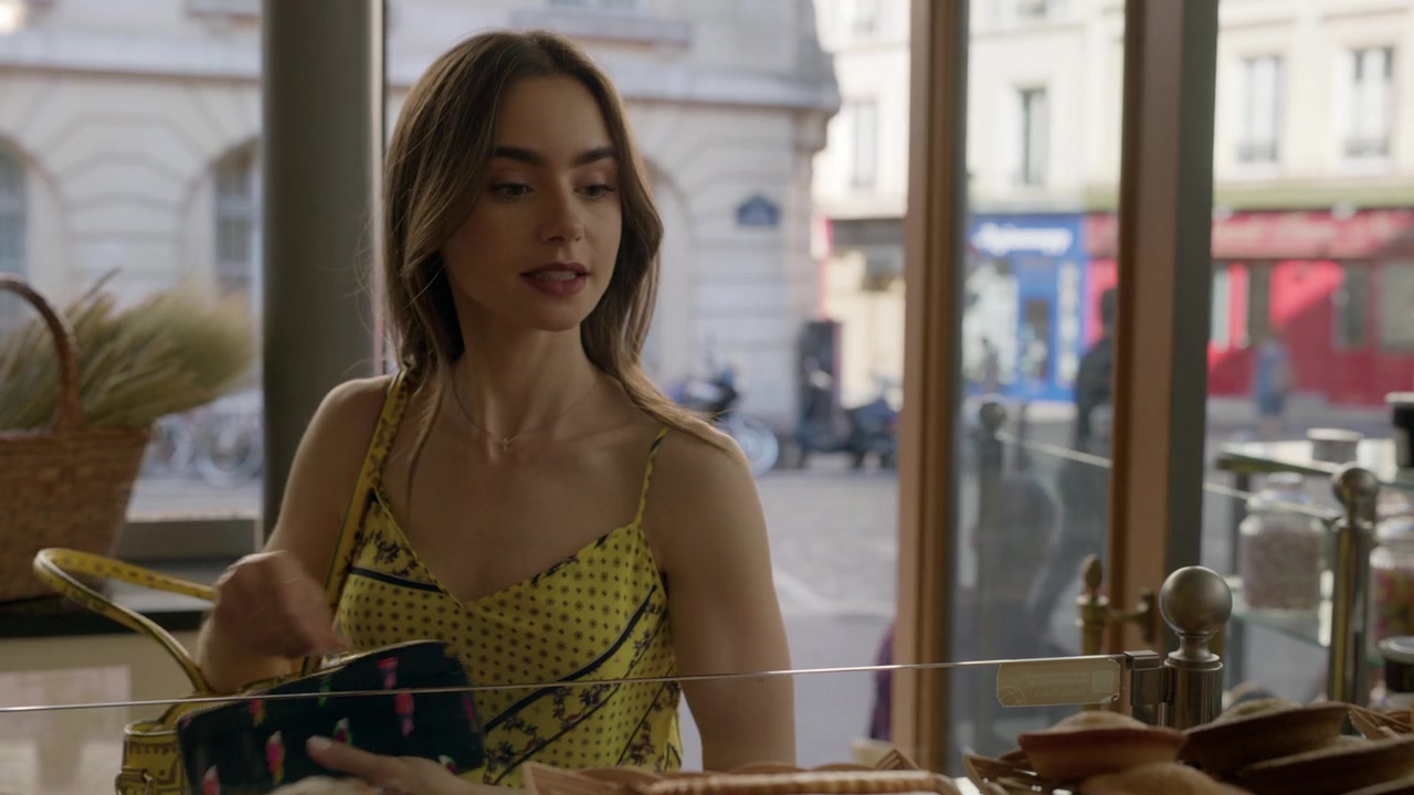 Emily_in_Paris_S01E01_Emily_in_Paris_720p_NF_WEB-DL_DDP5_1_x264-BTN_1610.jpg