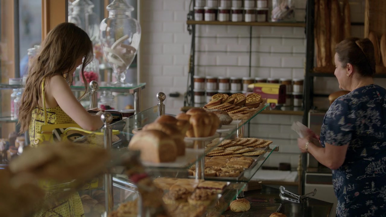 Emily_in_Paris_S01E01_Emily_in_Paris_720p_NF_WEB-DL_DDP5_1_x264-BTN_1615.jpg Emily_in_Paris_S01E01_Emily_in_Paris_720p_NF_WEB-DL_DDP5_1_x264-BTN_1615.jpg