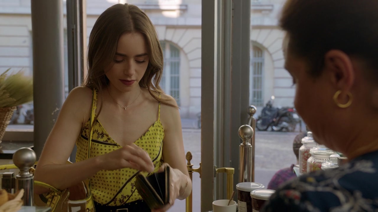 Emily_in_Paris_S01E01_Emily_in_Paris_720p_NF_WEB-DL_DDP5_1_x264-BTN_1620.jpg