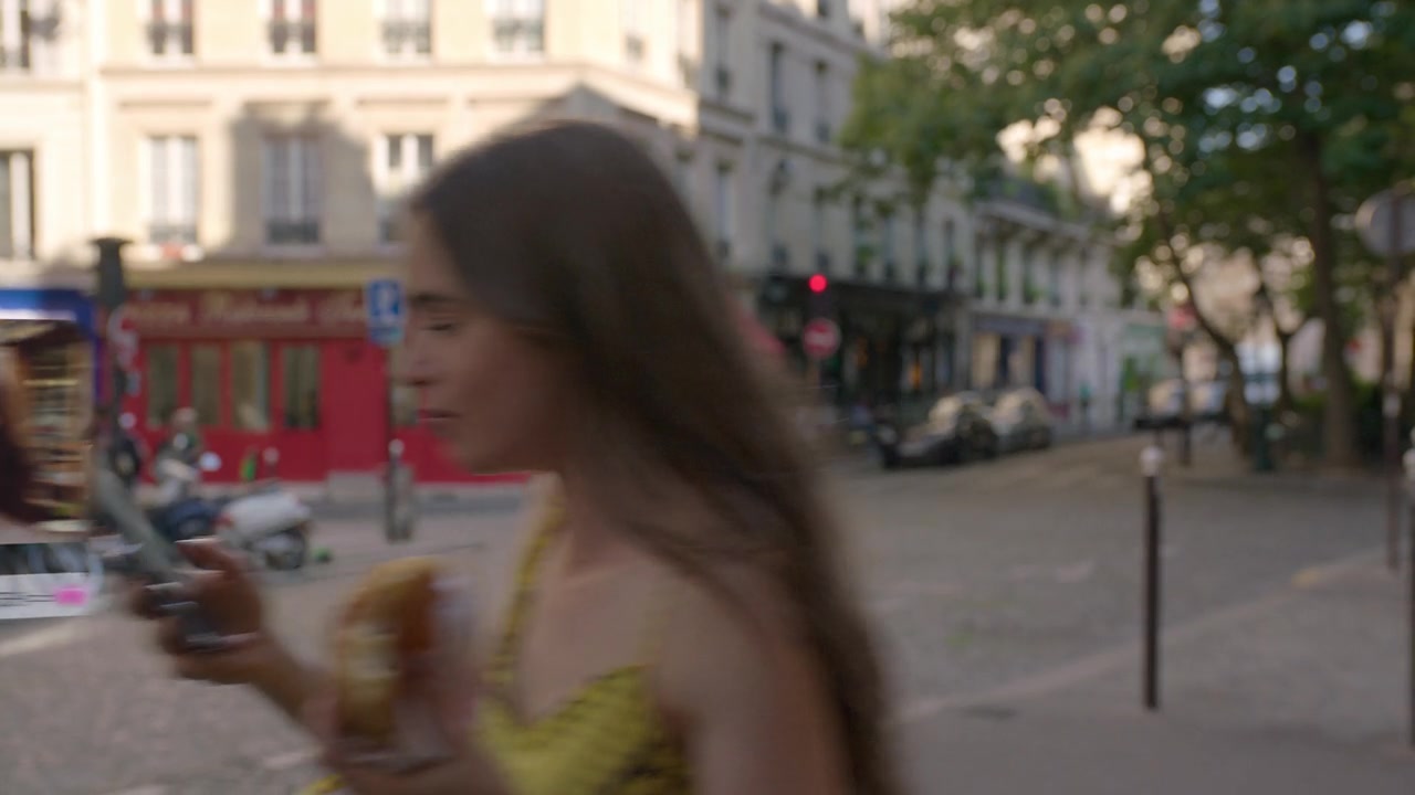 Emily_in_Paris_S01E01_Emily_in_Paris_720p_NF_WEB-DL_DDP5_1_x264-BTN_1684.jpg