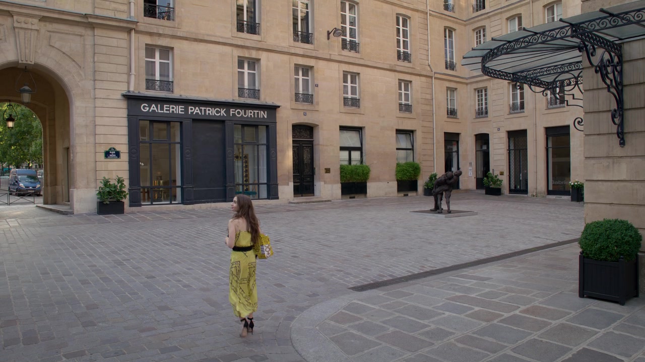 Emily_in_Paris_S01E01_Emily_in_Paris_720p_NF_WEB-DL_DDP5_1_x264-BTN_1685.jpg