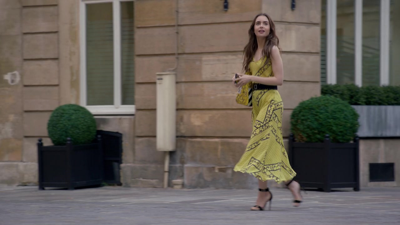 Emily_in_Paris_S01E01_Emily_in_Paris_720p_NF_WEB-DL_DDP5_1_x264-BTN_1690.jpg