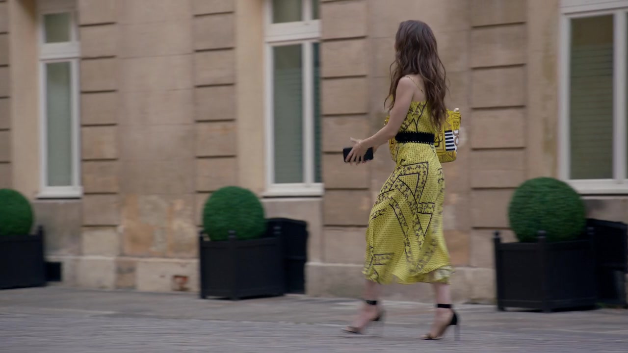 Emily_in_Paris_S01E01_Emily_in_Paris_720p_NF_WEB-DL_DDP5_1_x264-BTN_1693.jpg