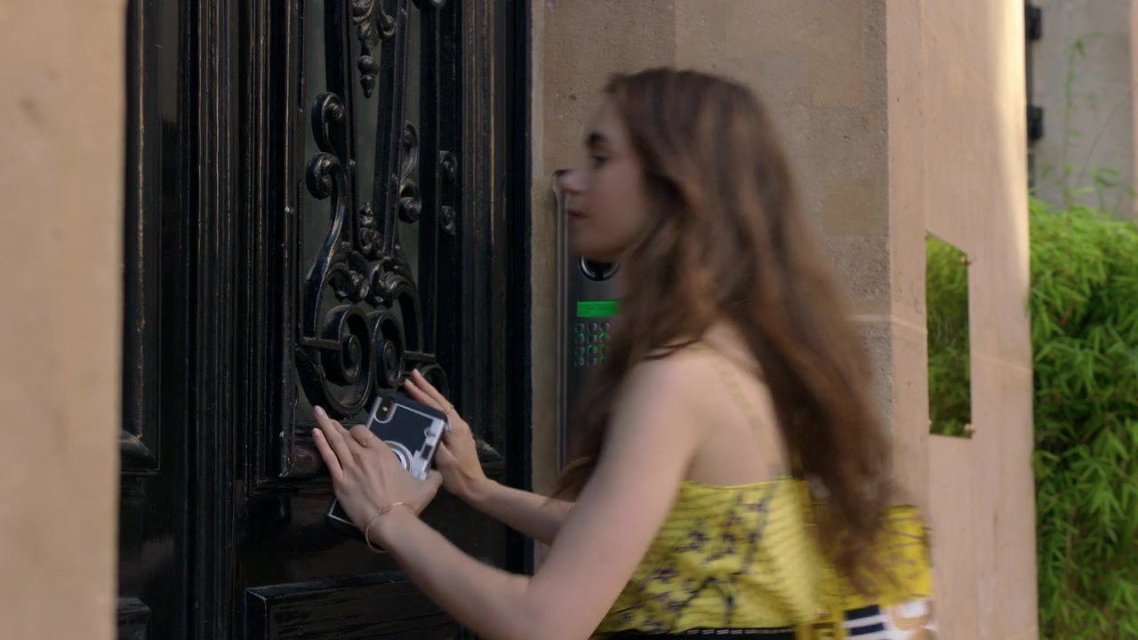 Emily_in_Paris_S01E01_Emily_in_Paris_720p_NF_WEB-DL_DDP5_1_x264-BTN_1701.jpg