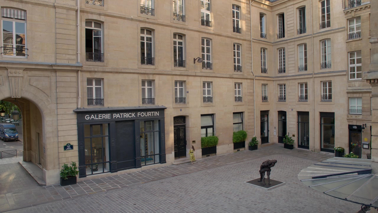 Emily_in_Paris_S01E01_Emily_in_Paris_720p_NF_WEB-DL_DDP5_1_x264-BTN_1708.jpg